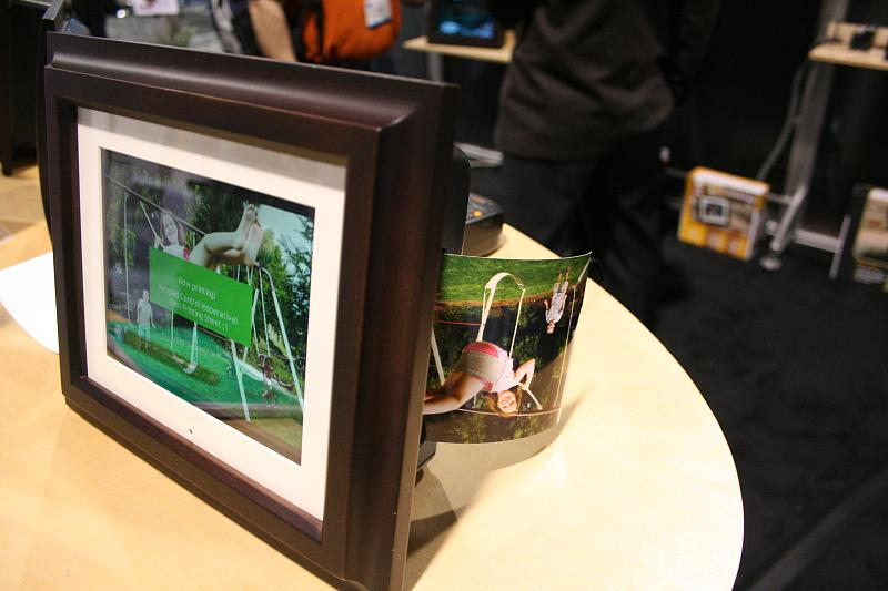 Illustration for article titled An Unfortunate Grope of SmartParts' Fugly Digital Photo Frame/Printer